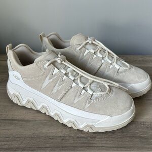 Women’s UGG CapTrail Low sneakers in light beige, size 9